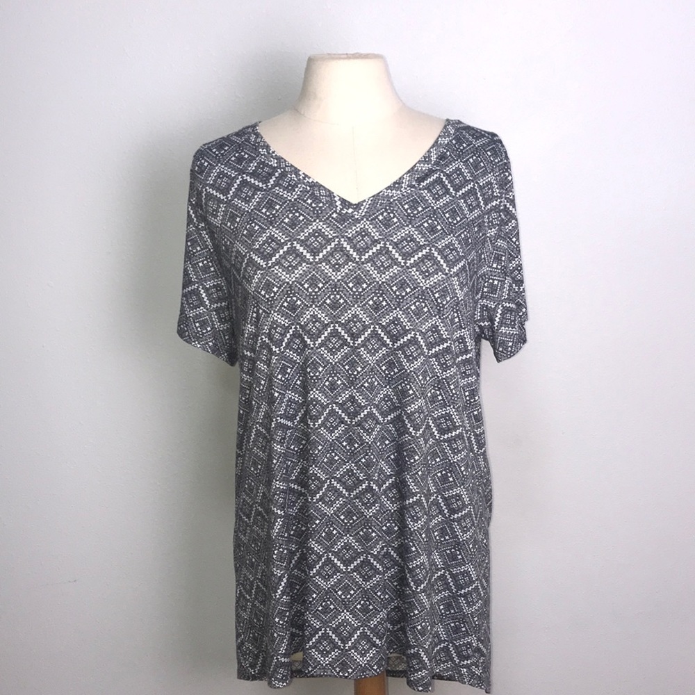 LAST CALL NEW LuLaRoe Cristy V-neck t-shirt XL